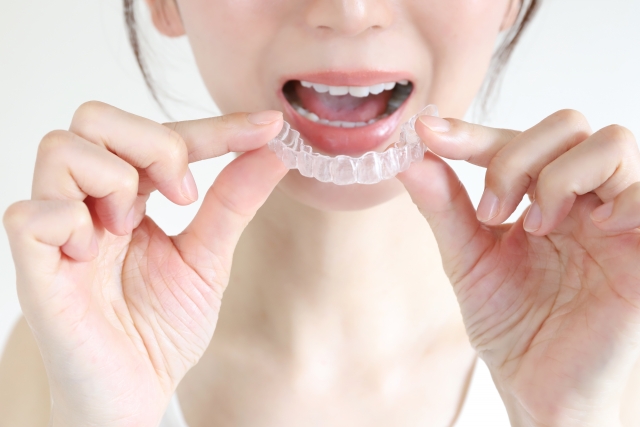 カスタムメイドのマウスピース(アライナー)型矯正装置とは